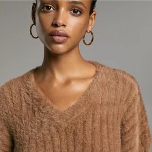 ARITZIA Babaton Ulmann V Neck Fuzzy Cropped Sweater XS Like New